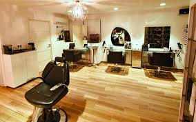 Que cela soit pour votre aménagement intérieur ou votre façade, nous repensons votre espace selon une ergonomie adaptée aux bénéfices clients et à ceux de votre commerce. 5 Activites A Integrer A Son Salon De Coiffure Pour Le Rendre Plus Cosy Biblond Pour Les Coiffeurs