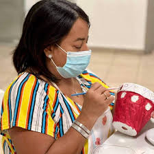 Agradecemos al recurso Forjando un Nuevo Comienzo por ofrecer esta  actividad de Pintura de Tiestos "Emociones y Pintura" en el residencial  Zenón Díaz Valcárcel en #Guaynabo. #AVPcontigo