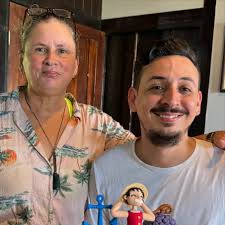 Nací el 18 de agosto, dos días antes de mi mamá que cumple años el 20. Sí,  somos leo. Mami es de carácter firme pero noble. Nos intercambiamos libros  desde que tengo