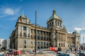 Nová budova národního muzea, původně budova federálního shromáždění, se nachází v praze mezi historickou budovou národního muzea a státní operou, v pásu mezi směry severojižní magistrály, který je průnikem mezi městskou částí a obvodem praha 1 a čtvrtí vinohrady. Rekonstrukce Historicke Budovy Narodniho Muzea V Praze Casopis Stavebnictvi