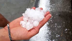 6:48 maltempo, strade e zone completamente imbiancate: Maltempo Estivo Grandine Tra Firenze E Bologna