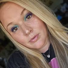 Who can provide custom cakes and cookies in Jeffersonville, Indiana, with  dye-free options?