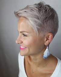 Coupe cheveux frisés femme coiffure cheveux courts 50 ans coupe. Epingle Sur Coiffures