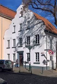 Weiss Gestrichenes Backsteingebaude Mit Schattenspiel Backsteinhaus Weiss Kaiserswerth Backsteinhauser Gebaude Backstein