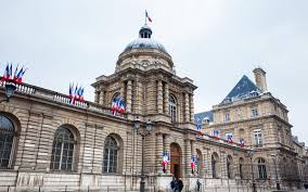 It is made up of 348 senators (sénateurs and sénatrices) elected by part of the country's local councillors. Le Senat Ouvre Sa Plateforme De Petitions Citoyennes En Ligne Vie Publique Fr