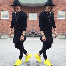 Black And Yellow Outfits For Men All Black Street Fashion Yellow Superstars Mensfashion Moda Masculina Casual Vestuario Masculino Roupas Masculinas Vintage