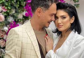 După o căsnicie de 15 ani, răzvan și diana au decis să o ia pe drumuri separate iar apoi răzvan a avut o relație de 5 ani cu lidia buble. RÄƒzvan Simion S A AfiÈ™at Cu Noua IubitÄƒ Foto Ea Md