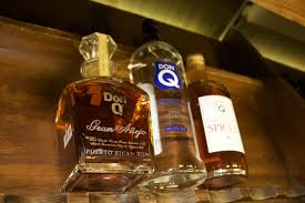 Interessante etichetta d'epoca, pubblicitaria del liquore prodotto dalla nota distilleria marchigiana, con bella grafica a colori, con anche dorature. Bester Rum Aus Puerto Rico Land Des Zuckerrohrs Banneke