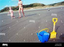 Mutter und Sohn gehen nackt baden im Meer durch Aberdyfy Aberdovey  Nord-West-Wales Stockfotografie - Alamy