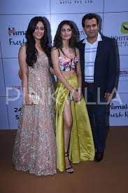 Shweta tiwari slammed abhinav kohli's statements in the post and let it out at once saying, now let the truth come out!!!! Shweta Tiwari Poses With Husband Abhinav Kohli And Daughter Palak Tiwari Amidst Rumours Of Their Split Pinkvilla