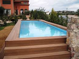 Swimmingpool Rechteckiger Oberirdischer Pool Mit Holzstufen Deck Umgeben Von Hintergarten Pool Preise Schwimmbaddecks