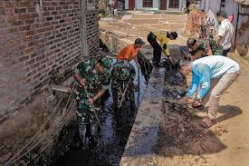 Gotong royong juga dapat diartikan. Gotong Royong Membersihkan In English