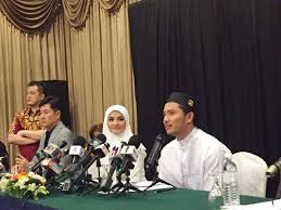 Berikut adalah gambar bergerak selamat natal 2020 dengan disertai kartu ucapan selamat hari raya natal 2020 untuk menambah semarak hari natal. Fattah Fazura Nafi Bernikah Akui Sudah Bertunang
