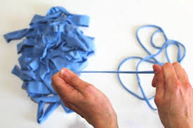 T shirt garn ist auch unter der bezeichnung bändchengarn bekannt. Mehr Als Zehn Moglichenkeiten Ein T Shirt Zu Recyceln Und Was Die Wissenschaft Damit Zu Tun Hat Diy Serie T Shirt Garn Herstellen Nahmarie