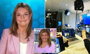 Savannah Guthrie Goes Back To Working From Home So She Can Be Close To Her Family Daily Mail Online