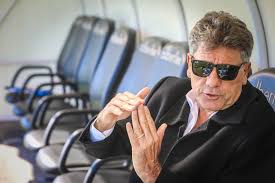 Ele pode não ter a experiência do. F5 Celebridades Sem Mascara Renato Gaucho E Parado Por Guarda Municipal Na Praia De Ipanema 13 07 2020