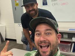 ✊⚡️IBEW PG&E Mutual Aid Crews⚡️✊ Friday morning 25 of our IBEW 465 members  from @sdge left to help restore services to our neighbors at  @pacificgasandelectric in Santa Cruz after winter storms and