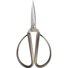 scout and jem borrow miss maudie s gardening shears they do this so they can make a snowman objets