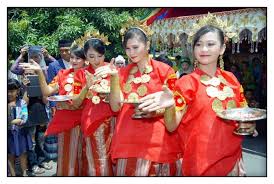 Jahitan yang ada hanya digunakan untuk menyatukan sisi kiri dan sisi kanan kain. Baju Adat Sulawesi Selatan Pariwisata Indonesia