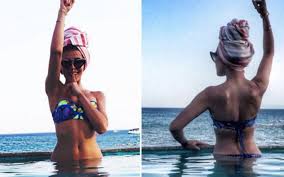 Selin Şekerci plajda bikinisini değiştirdi