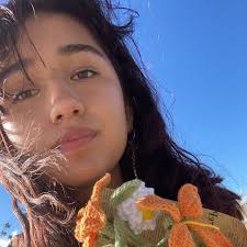 안녕하세요, Barbie: Margot Robbie가 "황홀한 저녁" 인형으로 옷을 입은 Greta Gerwig의 영화의 런던  프리미어에 도착했습니다.