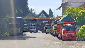 Ratusan Sopir Truk Logistik Di Banyuwangi Mogok Tolak Rapid Test Yang Mahal