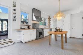 puts her brooklyn heights penthouse