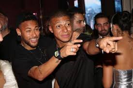 View fifa 21 players chemistry linked to kylian mbappé 90! Mbappe Freundin Dilo Mbappe 16bars Wird Die Beziehung Zwischen Fussballer Kylian Mbappe Aus Frankreich Und Seiner Aktuelle Freundin Alicia Aylies Das Jahr 2021 Wardi Nugroho