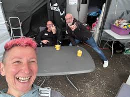 Hallo zusammen, bei der Registrierung für das Cashless ist uns gerade  aufgefallen, dass sowohl meine beiden Camping als auch Weekend Tickets alle  *die selbe* Ticketnummer haben. Wir haben die regulär bei Eventim