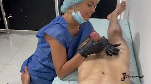 Masaje relajante termina con final feliz, la joven masajista se pone bien  cachonda al ver mi polla grande- Porno en espanol - XNXX.COM