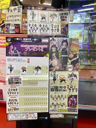 鬼滅之刃 (鬼 (き) 滅 (めつ) の刃 (やいば) kimetsu no yaiba?) 是由日本漫畫家吾峠呼世晴所創作的日本漫畫作品，於2016年2月15日至2020年5月18日在《週刊少年jump》連載，由集英社發行旗下書籍。 台灣中文版由東立出版社代理發行書籍。 åæ¥å¸æ¥æ°¸åº 9 29 ãç¥ãã ä¸çªãã é¬¼æ»ã®å å ãçµ¶è³çºå£²ä¸­ã§ã ä¸ä»£æ¸åº ä¸éç·å