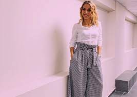 Έτσι ενώ χόρευε και είχε έρθει στο κέφι με το αμάρτησε μαζί μου και έλα στην εκπομπή του νίκου μουτσινα καλό μεσημεράκι , ξαφνικά αποφάσισε να ξαπλώσει στον. Matina Nikolaoy To Mhnyma Ths Gia Ton Koronoio Kai To Kalo Meshmeraki