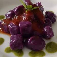 EnRaizAr - Hoje tem! Couvert da casa Salada 1- Nhoque de batata doce roxa  com molho ao sugo cogumelos, tilápia ou salmão 2- Risoto de arroz negro com  abóbora e tomatinhos confit
