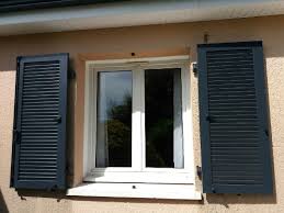 Il est aussi possible de réaliser des variantes, à projection, cintrées ou droites, 1/3, 2/3, avec de multiples remplissages (panneau lisse, frises verticales ou horizontales). Persiennes Aluminium Genies Creations Komilfo