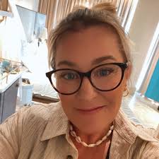 Hi all, 2 weeks to go wooo! First timers here and wanted to ask a couple of  questions please. 1. What time can we get in