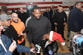 Meek mill told a group of kids to split a $20 bill that he gave them for water. Meek Mill Fulfills Kids Holiday Wishes But Son S Wish Is A Tough One Entertainment Phillytrib Com