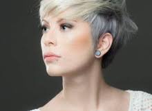 Sempre scalato ma più corto questo tipo di taglio creato da pierre ginsburg per revlon, mette in evidenza la tinta platino con le radici biondo . Capelli Corti Acconciature Tagli E Tutte Le Mode Sui Capelli Corti