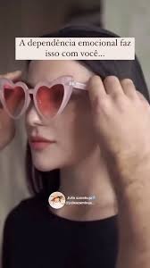 A dependência emocional faz você projetar no outro uma pessoa que ele não  é. Como um mecanismo de defesa para nutrir suas necessidades de receber  amor. Tudo o que faltou na sua infância você projeta ...