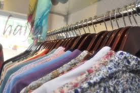 Menurut pengertiannya, batik adalah kain bergambar yang dibuat secara khusus dengan cara ditulis atau menerakan malam dengan canting. Untuk Yang Mau Memulai Bisnis Ini Rumah Jahit Haifa