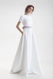 Le tendenze principali ci parlano di stili freschi e non troppo rigidi nei canoni di eleganza. Abito Da Sposa Genova Lungo Con Strascico Semplice E Raffinato Abito Da Sposa Classico Abito Da Sposa A Trapezio Abiti Da Sposa In Raso