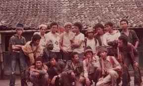 Ibunya jokowi saat itu masih muda, belum pengalaman mengurus bayi. Ulang Tahun Ke 58 10 Potret Masa Muda Jokowi Yang Hobi Naik Gunung