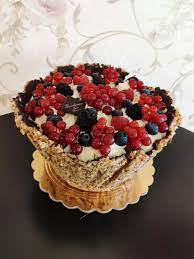 Croccanti e squisiti cestini di croccante di mandorle in cui servire il gelato, dei dolcetti o dei cioccolatini: Cestino Croccante Con Crema E Frutti Di Bosco