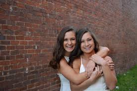 College Senior Pictures Twin Poses Girl Senior Pictures Twin Senior Pictures Senior Pictures Poses