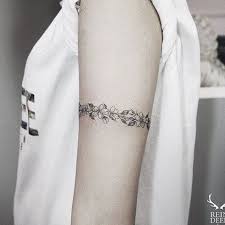 Never Take It Off Stunning Floral Bracelet Tattoos Bracelet Floral Stunning Tattoos In 2020 Tattoos For Women Flowers Tribal Armband Tattoo Tattoo Bracelet