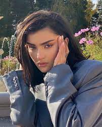 Девушка вела прямой эфир, который длился несколько часов. Blogersha Dina Saeva Udalila Instagram Iz Za Travli Zvezdy Womanhit Ru