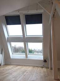 volets roulants solaires sur combinaison de fenetres de toit amenagement combles chambre fenetre de toit velux deco combles