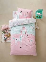 Souvent associée au linge de lit enfant, la housse de couette 1 personne est pourtant pensée pour s'adapter aux goûts de tous. Parure Housse De Couette Taie D Oreiller Fille Licornes Magiques Bleu Clair Vertbaudet