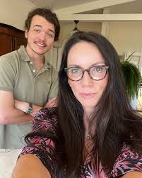 It's pool season! 💦 Houses with pools, houses without pools. Tell me, what  would you choose, if you had the chance to buy? Big pools, little pools,  fancy funny squiggly pools, boxy