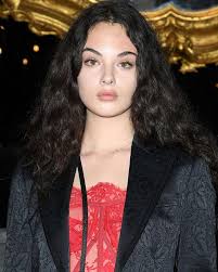 يضم طاقم عمل المسلسل كل من مونيكا بيلوتشي monica bellucci، نيكولاس رو nicolas roux، لينا أولينlena olin، فيل دافيسphil davis ، جوليا ستيلز. Ù‡Ù„ ÙØ¹Ù„Ø§ Ø®Ø¶Ø¹Øª Ø¯ÙŠÙØ§ ÙƒØ§Ø³Ø§Ù„ Ø§Ø¨Ù†Ø© Ù…ÙˆÙ†ÙŠÙƒØ§ Ø¨ÙŠÙ„ÙˆØªØ´ÙŠ Ùˆ ÙØ§Ù†Ø³ÙˆÙ† ÙƒØ§Ø³Ø§Ù„ Ù„Ø¹Ù…Ù„ÙŠØ§Øª ØªØ¬Ù…ÙŠÙ„ Ø§Ø®Ø¨Ø§Ø± Ø·Ø¨ÙŠØ©