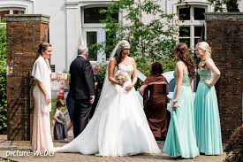 Traumhafte brautkleider preisen alle an, wir haben sie, aber das besondere daran ist, dass wir sie anziehen und kleiden, aber nicht kostümieren, das bedeutet, wir werden ihre persönlichkeit positiv unterstreichen und rausputzen, aber es bleiben jederzeit sie.helfen lassen sie sich von uns bei der wahl des brautkleides für ihre heirat. Wedding Hochzeit Thomas Weber Fotograf In Varel
